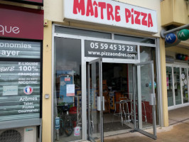 Maitre Pizza outside