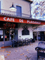 Cafe De Plaisance inside