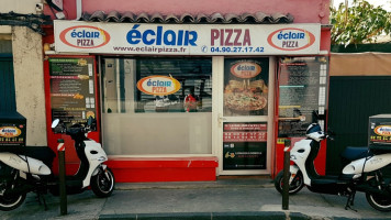 Eclair Pizza outside