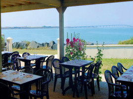Le Cafe De La Mer inside