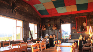 Jon Riki À l'intérieur