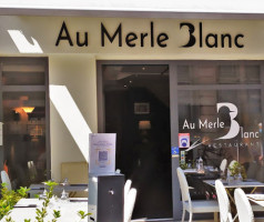 Au Merle Blanc inside