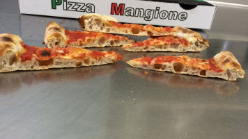 Pizza Mangione inside