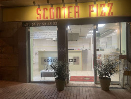 Scooter Pizz outside