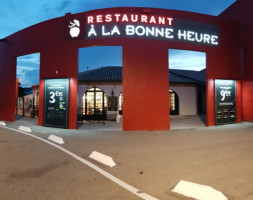 A La Bonne Heure outside