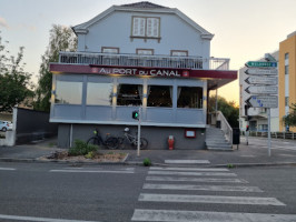 Restaurant AU Port du Canal outside