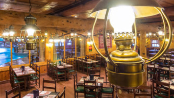 Crockett's Tavern inside