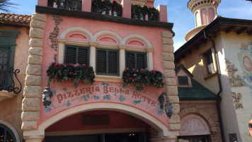 Pizzeria Bella Notte Disneyland Paris food