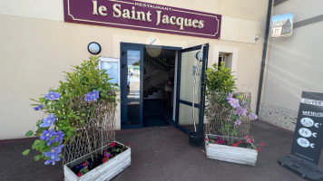 Le Saint Jacques outside