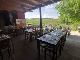 La Table Des Huit Pilon inside