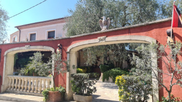 L'oliveraie Chez Grec inside