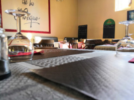 Cafe Brasserie de la Nesque inside