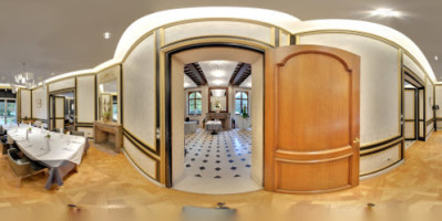 Le Manoir inside