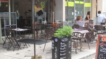 Le Square Cafe outside