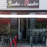 Basilico E Pomodoro inside