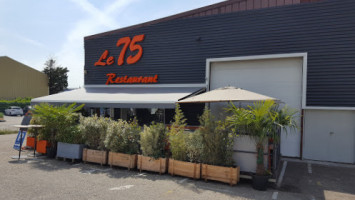Le 75 Restaurant outside