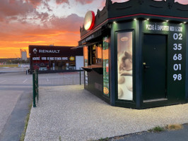 Le Kiosque A Pizzas De Caulnes inside