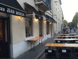 Au Jean Moulin outside