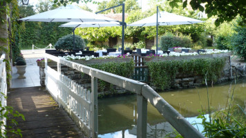 Du Moulin De Chameron outside