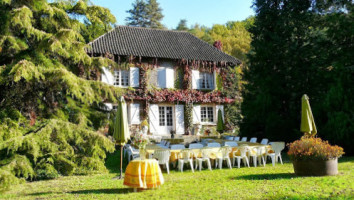 Auberge De L'etang Joli outside