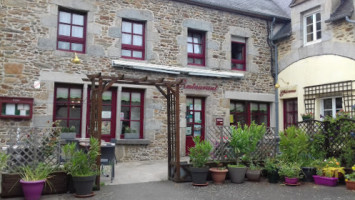 Auberge Saint Roch outside