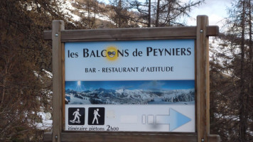 Les Balcons De Peynier inside