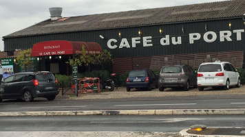Le Cafe Du Port outside