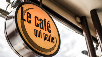 Le Café Qui Parle outside