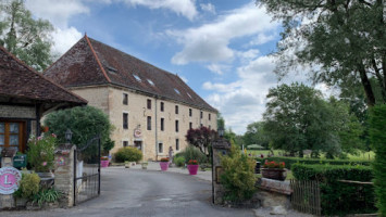 Le Moulin De Bourgchateau outside