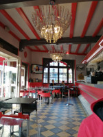 L'Express Cafe inside