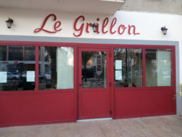Le Grillon outside