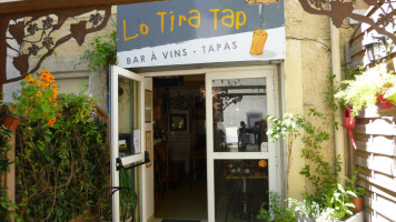 Lo Tira-tap outside