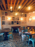 Cafe de la creche inside