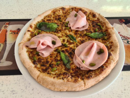Lazzaro Pizza inside