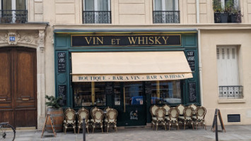 Vin Et Whisky Maison Claudel outside