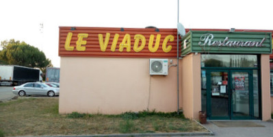 Le Viaduc outside