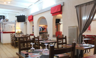 Le Red Café inside