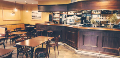 Le Grand Cafe de la Tour inside