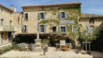 La Petite Auberge De Lussan outside