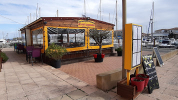 Au Port Gourmand outside