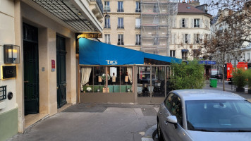 L'Arc Cafe outside