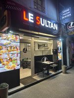 Le Sultan outside