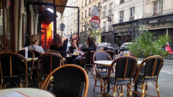 La Taverne de l'arbre Sec inside