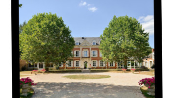 Domaine De Valaudran outside