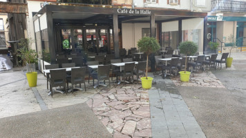 Cafe De La Halle outside