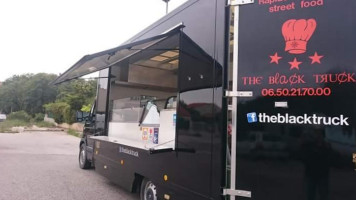 The Black Truck Foodtruck outside