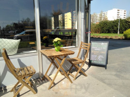 Roots Fresh Food Bistro inside