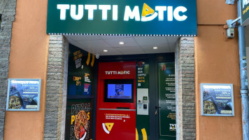 Tutti Pizza inside