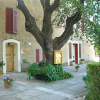 Hostellerie Le Mirabeau outside