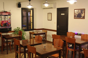 Cafe Les Voyageurs inside